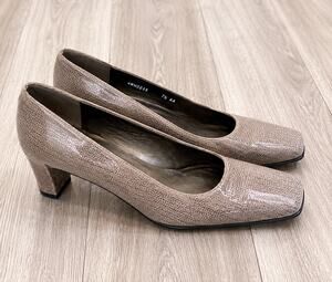 Stuart Weitzman Textured Taupe Square Toe Pumps Low Block Heel Women's Size 7.5